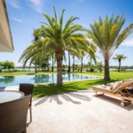 Intérieur de villa éco-responsable à Maurice avec vue sur jardin luxuriant