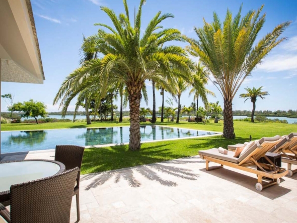 Intérieur de villa éco-responsable à Maurice avec vue sur jardin luxuriant