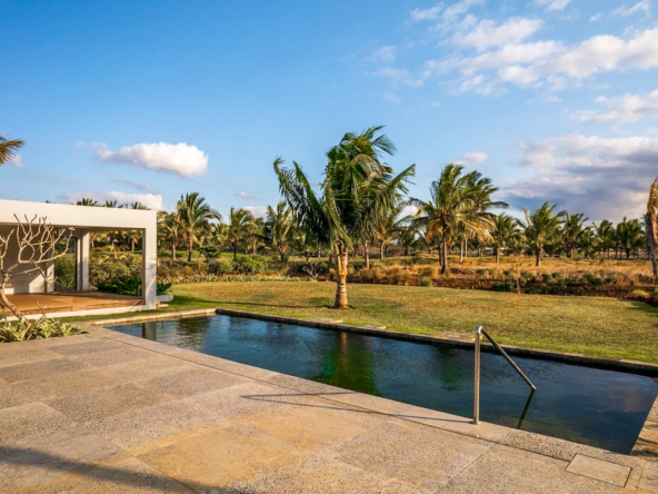 Piscine privée et jardin tropical avec vue sur le parcours de golf de Mont Choisy