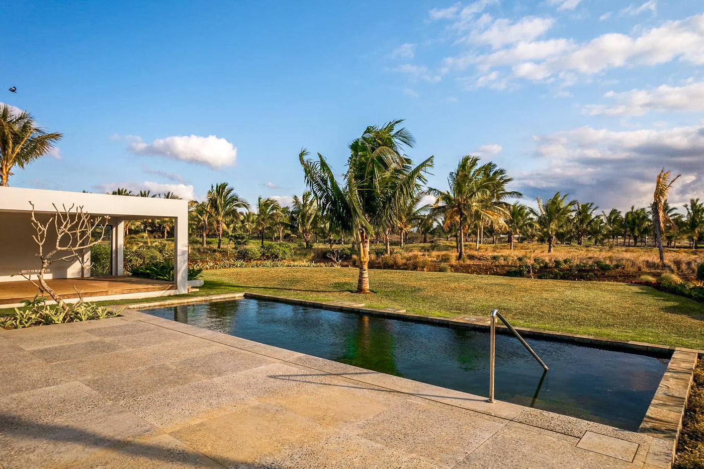Piscine privée et jardin tropical avec vue sur le parcours de golf de Mont Choisy