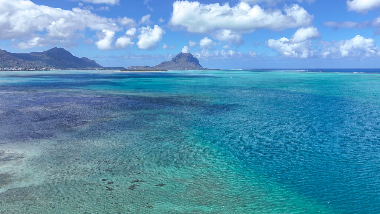 Vue panoramique sur Le Morne depuis une résidence pieds dans l’eau à l’île Maurice, sélection Ohana Heritage Group