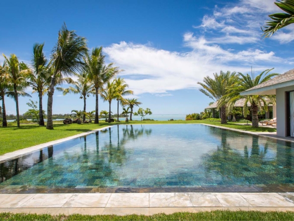 Villa de prestige à Anahita avec piscine à débordement et vue panoramique sur le lagon turquoise et l’île aux Cerfs, un bien rare à l’île Maurice