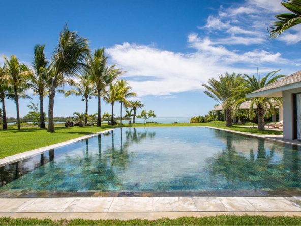 Villa de prestige à Anahita avec piscine à débordement et vue panoramique sur le lagon turquoise et l’île aux Cerfs, un bien rare à l’île Maurice