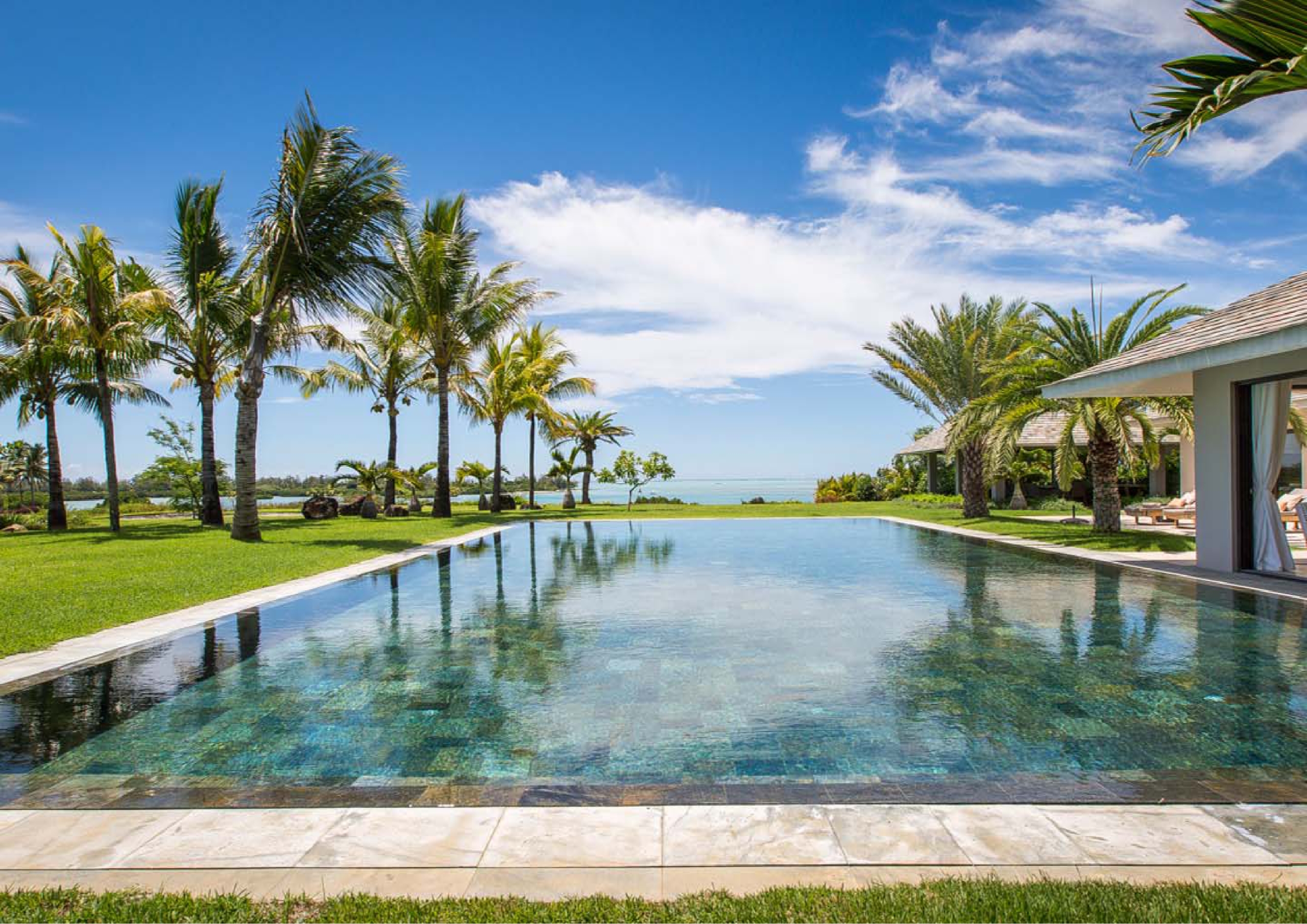 Villa de prestige à Anahita avec piscine à débordement et vue panoramique sur le lagon turquoise et l’île aux Cerfs, un bien rare à l’île Maurice