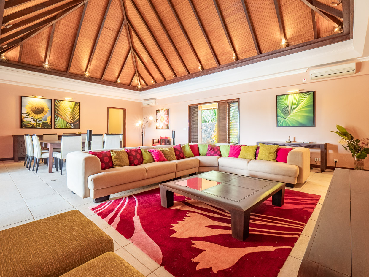 Salon lumineux avec hauts plafonds dans une villa de Tamarina signée Ohana Heritage Group