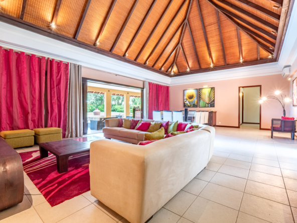Salon lumineux avec hauts plafonds dans une villa de Tamarina signée Ohana Heritage Group