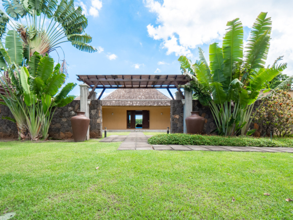 Extérieur raffiné avec jardin tropical et panorama golfique signé Ohana Heritage Group à Tamarina
