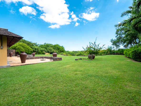 Espace détente extérieur face au parcours de Tamarina dans une villa Ohana Heritage Group