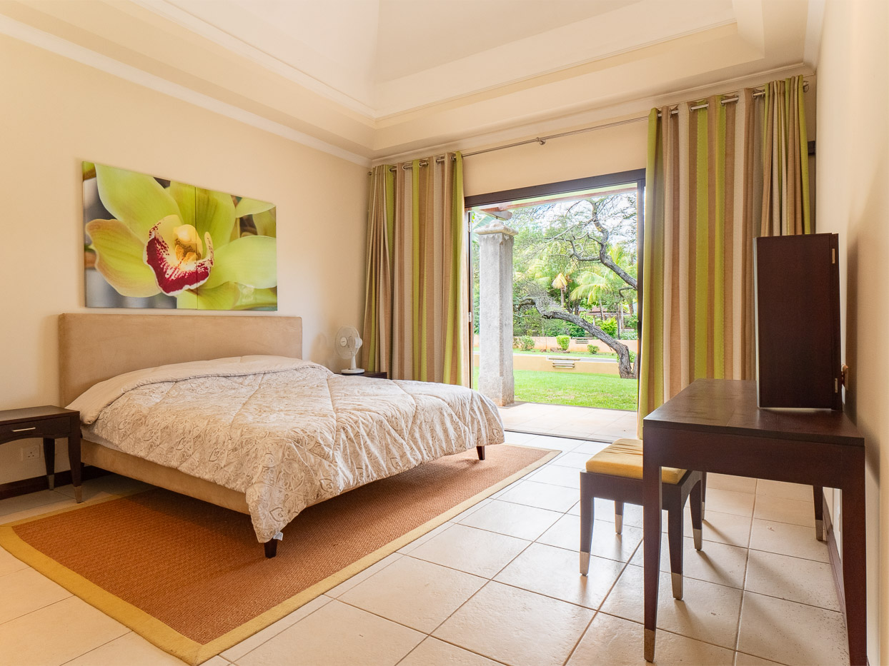 Suite parentale avec décoration tropicale dans une résidence de luxe à Tamarina, Ohana Heritage Group
