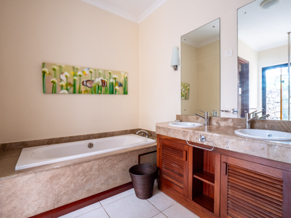 Suite parentale avec décoration tropicale dans une résidence de luxe à Tamarina, Ohana Heritage Group