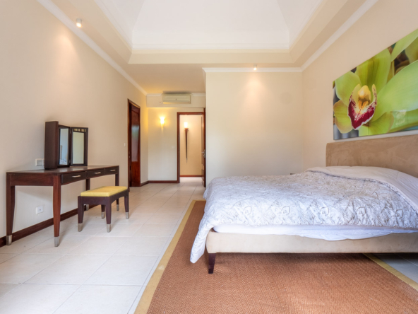 Suite parentale avec décoration tropicale dans une résidence de luxe à Tamarina, Ohana Heritage Group
