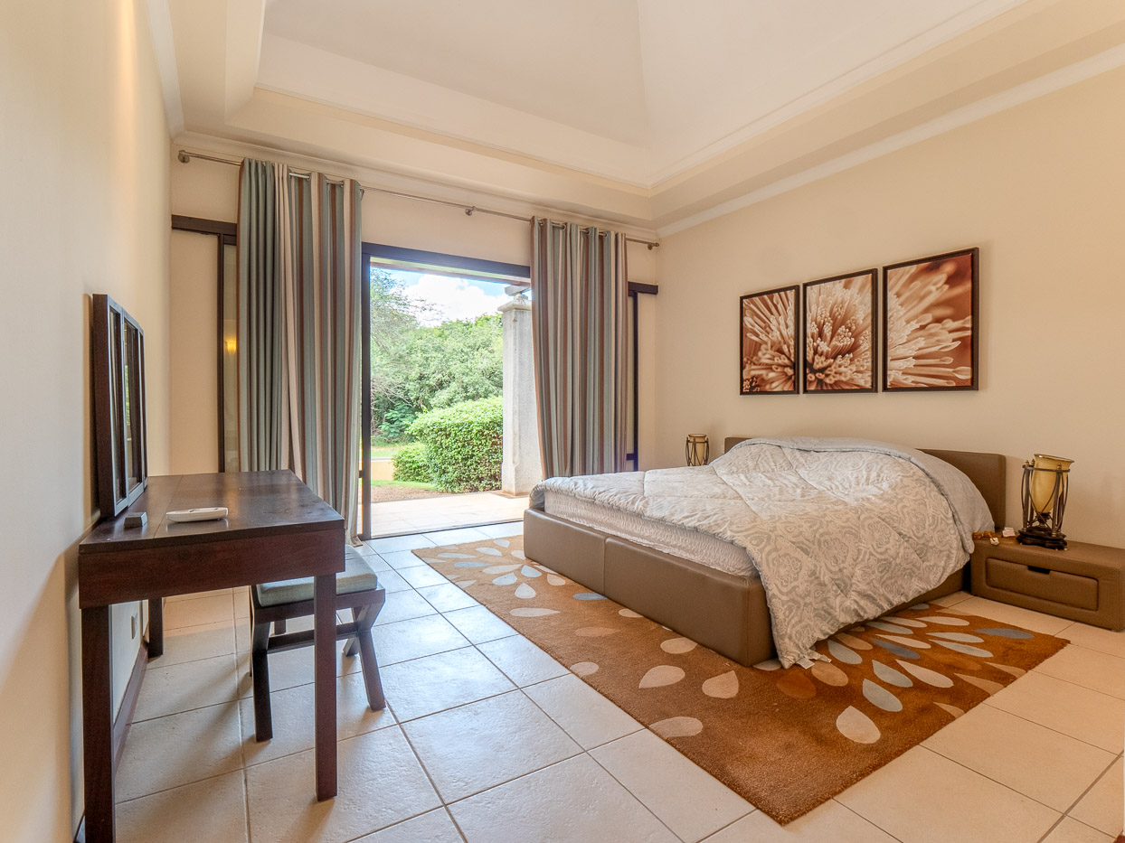 Suite parentale avec décoration tropicale dans une résidence de luxe à Tamarina, Ohana Heritage Group