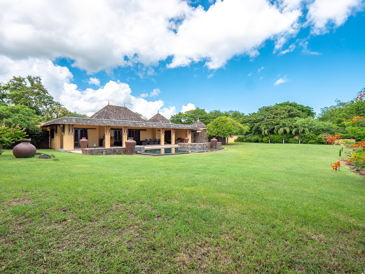 Outdoor lounge area facing Tamarina Golf in Ohana Heritage Group villa