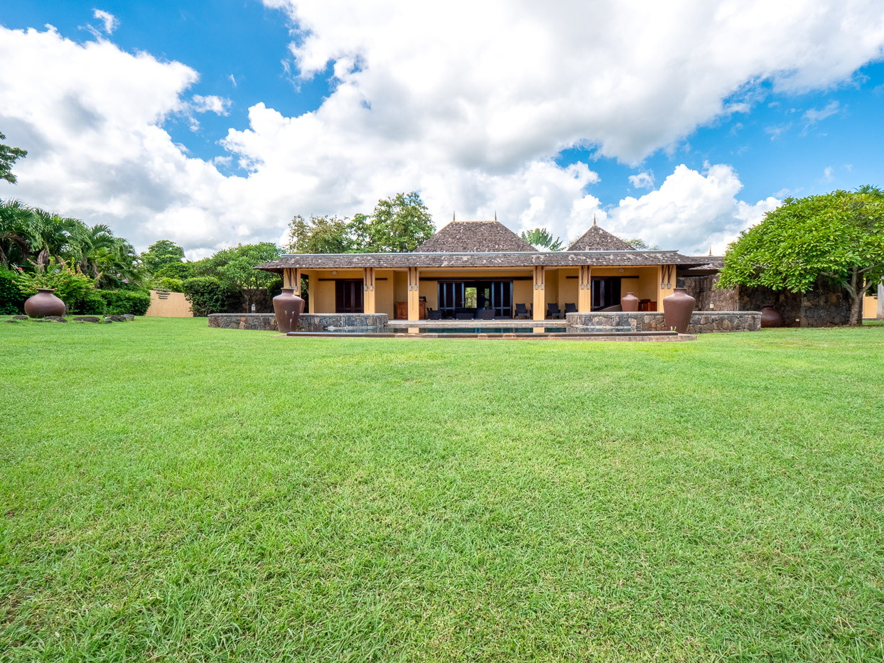 Outdoor lounge area facing Tamarina Golf in Ohana Heritage Group villa