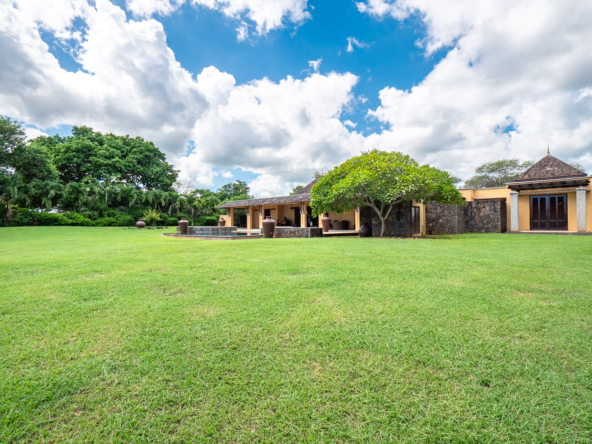 Espace détente extérieur face au parcours de Tamarina dans une villa Ohana Heritage Group