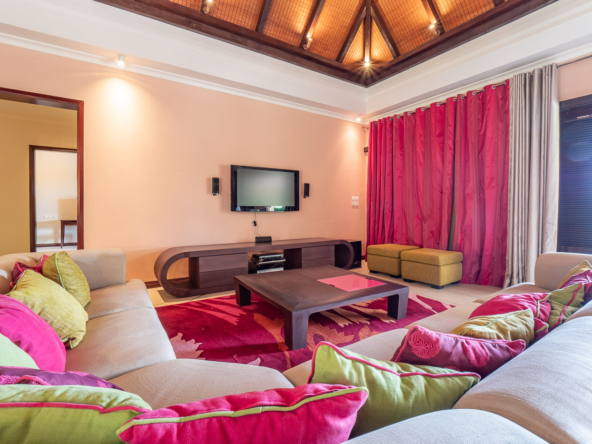 Salon lumineux avec hauts plafonds dans une villa de Tamarina signée Ohana Heritage Group
