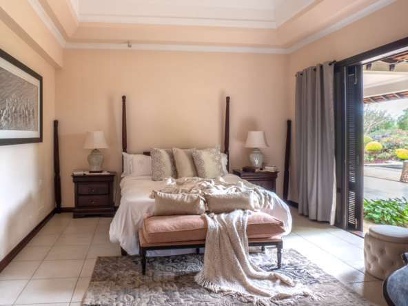 Salon raffiné avec hauts plafonds et vue sur le golf dans une villa d’exception