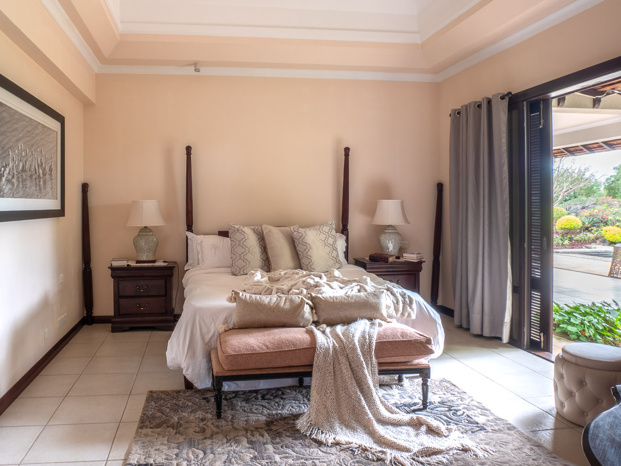 Salon raffiné avec hauts plafonds et vue sur le golf dans une villa d’exception