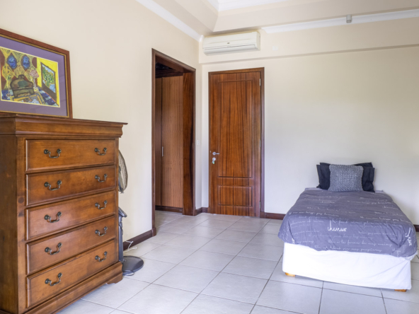 Salon raffiné avec hauts plafonds et vue sur le golf dans une villa d’exception