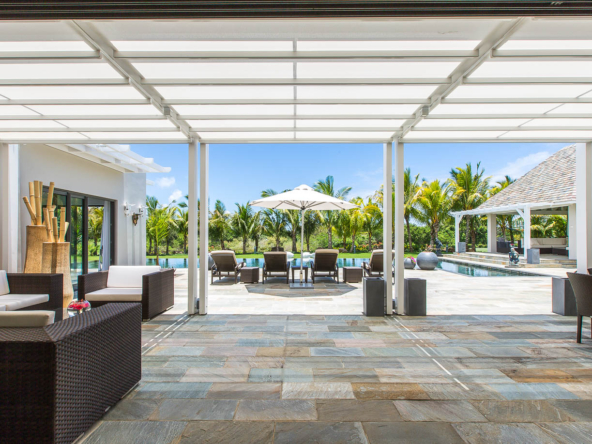 Terrasse d’une villa contemporaine avec vue sur golf à Anahita – Ohana Heritage Group