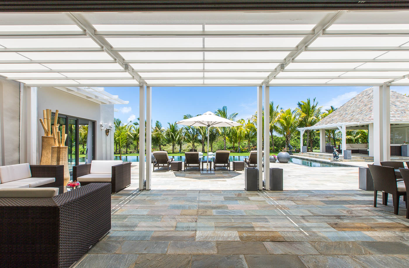 Terrasse d’une villa contemporaine avec vue sur golf à Anahita – Ohana Heritage Group