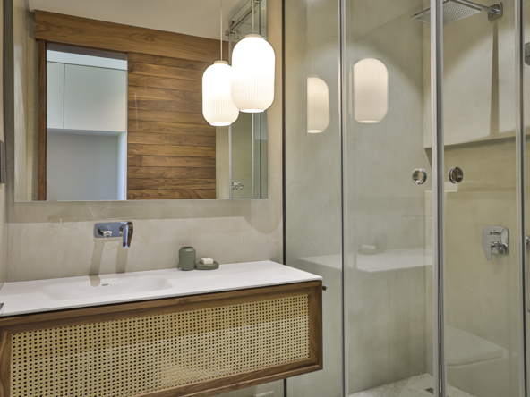 Salle de bain haut de gamme avec baignoire îlot et finitions naturelles dans une villa à Anahita