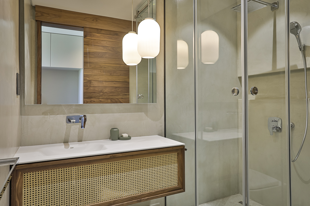 Salle de bain haut de gamme avec baignoire îlot et finitions naturelles dans une villa à Anahita
