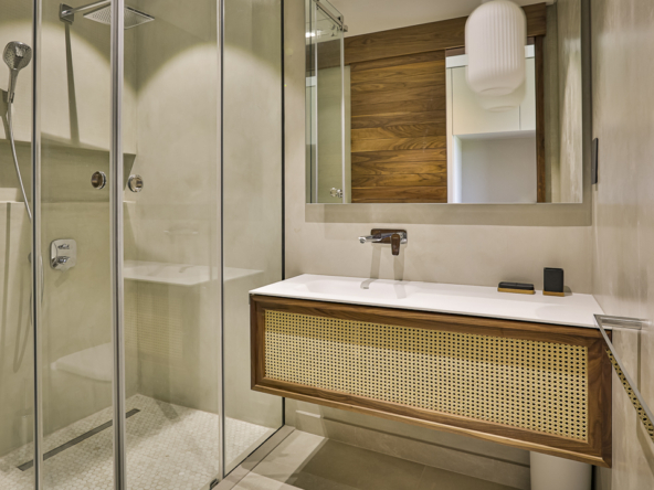 Salle de bain haut de gamme avec baignoire îlot et finitions naturelles dans une villa à Anahita