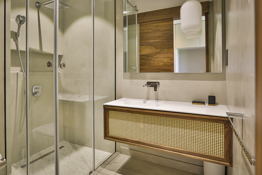 Salle de bain haut de gamme avec baignoire îlot et finitions naturelles dans une villa à Anahita