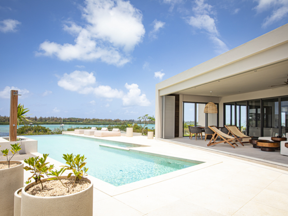 Villa contemporaine à Anahita avec piscine à débordement, vue sur le lagon, architecture moderne et prestations de luxe à l’île Maurice.