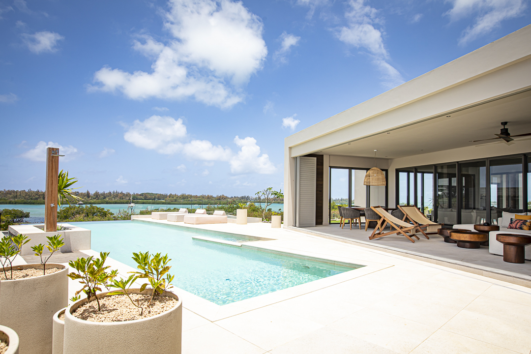 Villa contemporaine à Anahita avec piscine à débordement, vue sur le lagon, architecture moderne et prestations de luxe à l’île Maurice.
