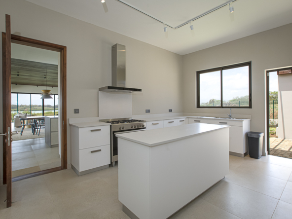 Villa contemporaine de luxe à Anahita, avec vue lagon, piscine à débordement et architecture moderne