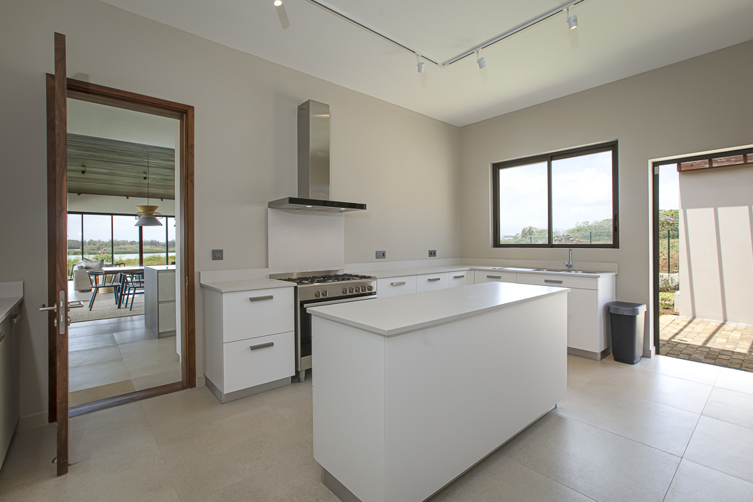 Villa contemporaine de luxe à Anahita, avec vue lagon, piscine à débordement et architecture moderne