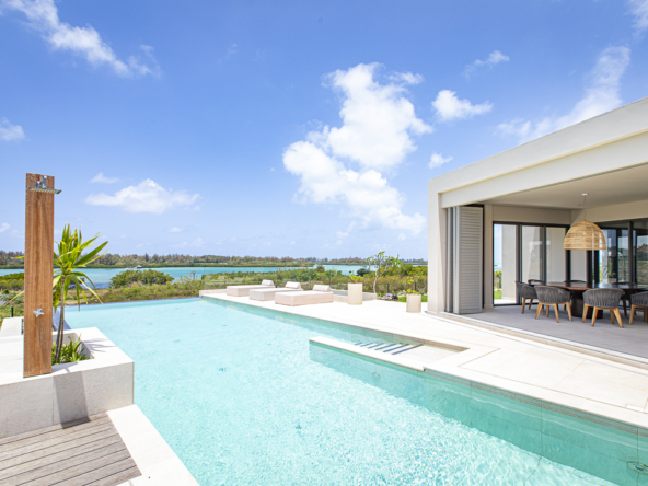 Villa contemporaine à Anahita avec piscine à débordement, vue sur le lagon, architecture moderne et prestations de luxe à l’île Maurice.
