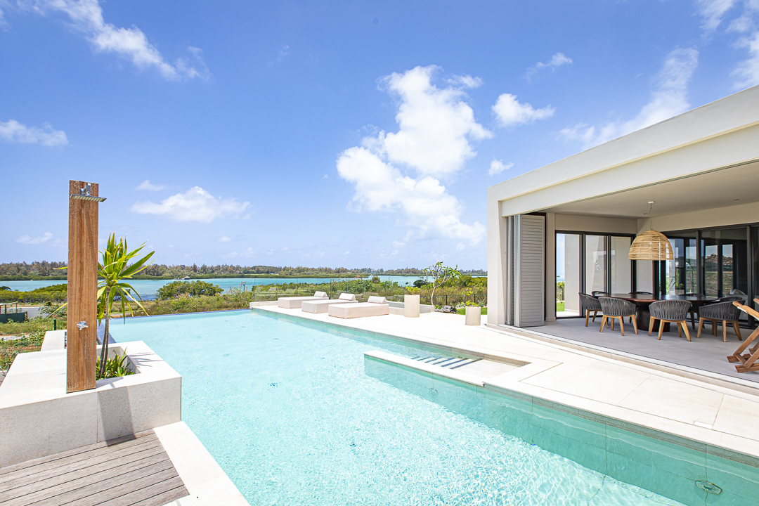 Villa contemporaine à Anahita avec piscine à débordement, vue sur le lagon, architecture moderne et prestations de luxe à l’île Maurice.