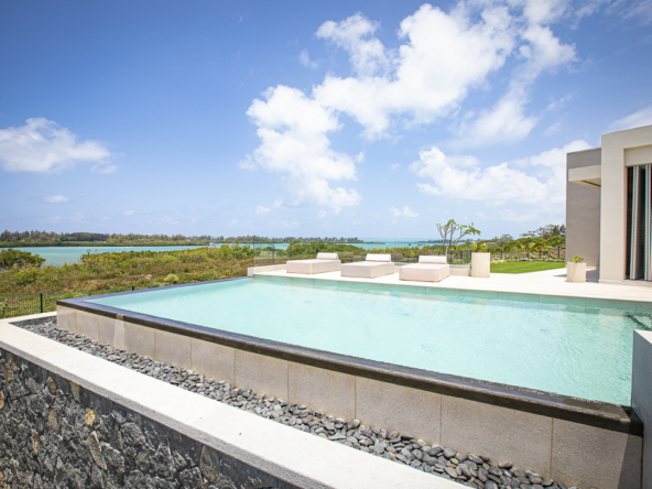 Villa contemporaine à Anahita avec piscine à débordement, vue sur le lagon, architecture moderne et prestations de luxe à l’île Maurice.