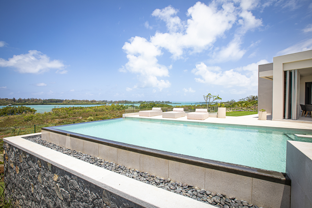 Villa contemporaine à Anahita avec piscine à débordement, vue sur le lagon, architecture moderne et prestations de luxe à l’île Maurice.