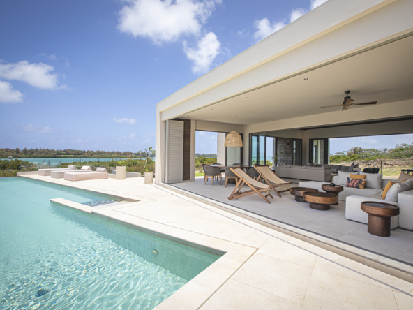 Villa contemporaine à Anahita avec piscine à débordement, vue sur le lagon, architecture moderne et prestations de luxe à l’île Maurice.
