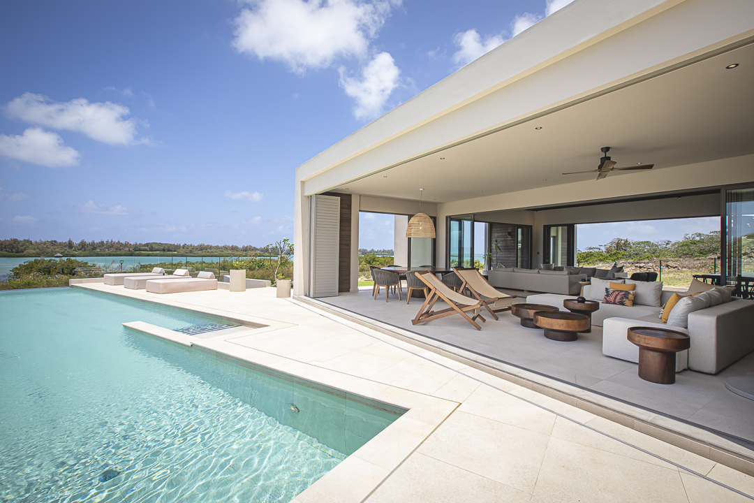 Villa contemporaine à Anahita avec piscine à débordement, vue sur le lagon, architecture moderne et prestations de luxe à l’île Maurice.