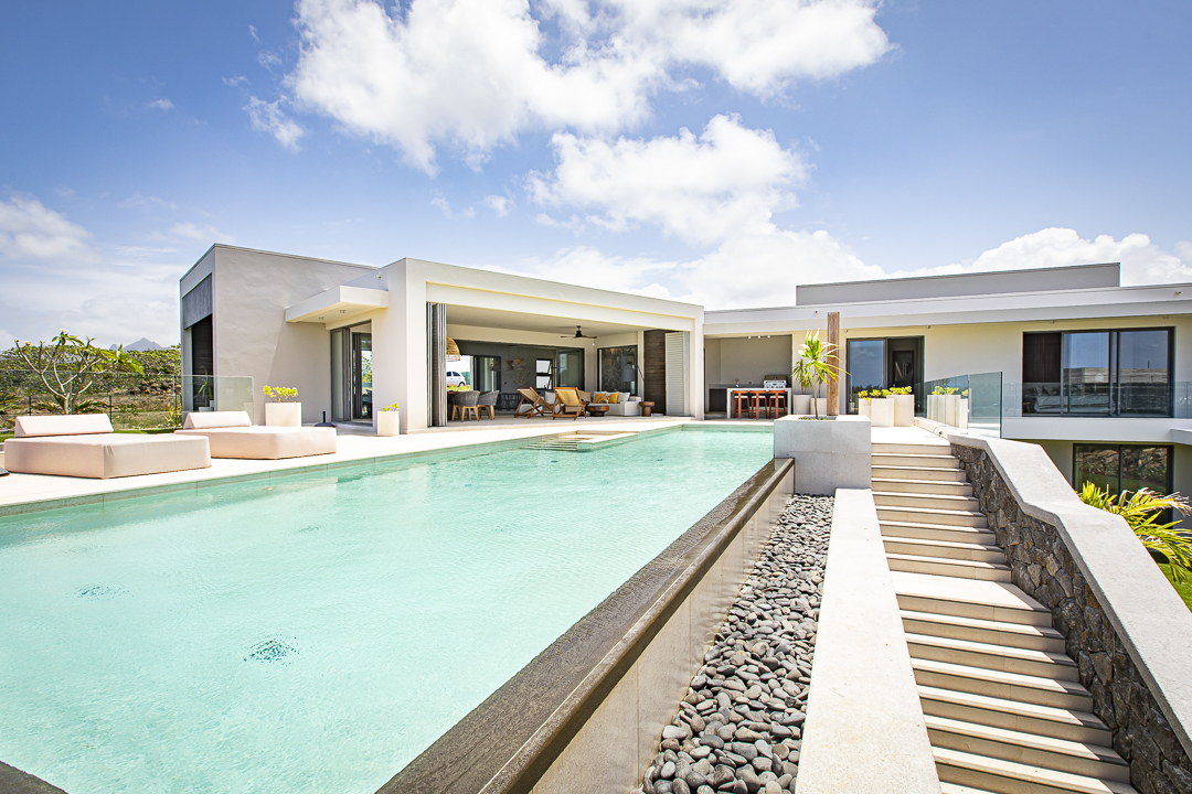 Villa contemporaine à Anahita avec piscine à débordement, vue sur le lagon, architecture moderne et prestations de luxe à l’île Maurice.