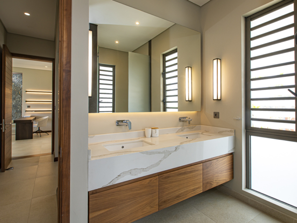Salle de bain haut de gamme avec baignoire îlot et finitions naturelles dans une villa à Anahita