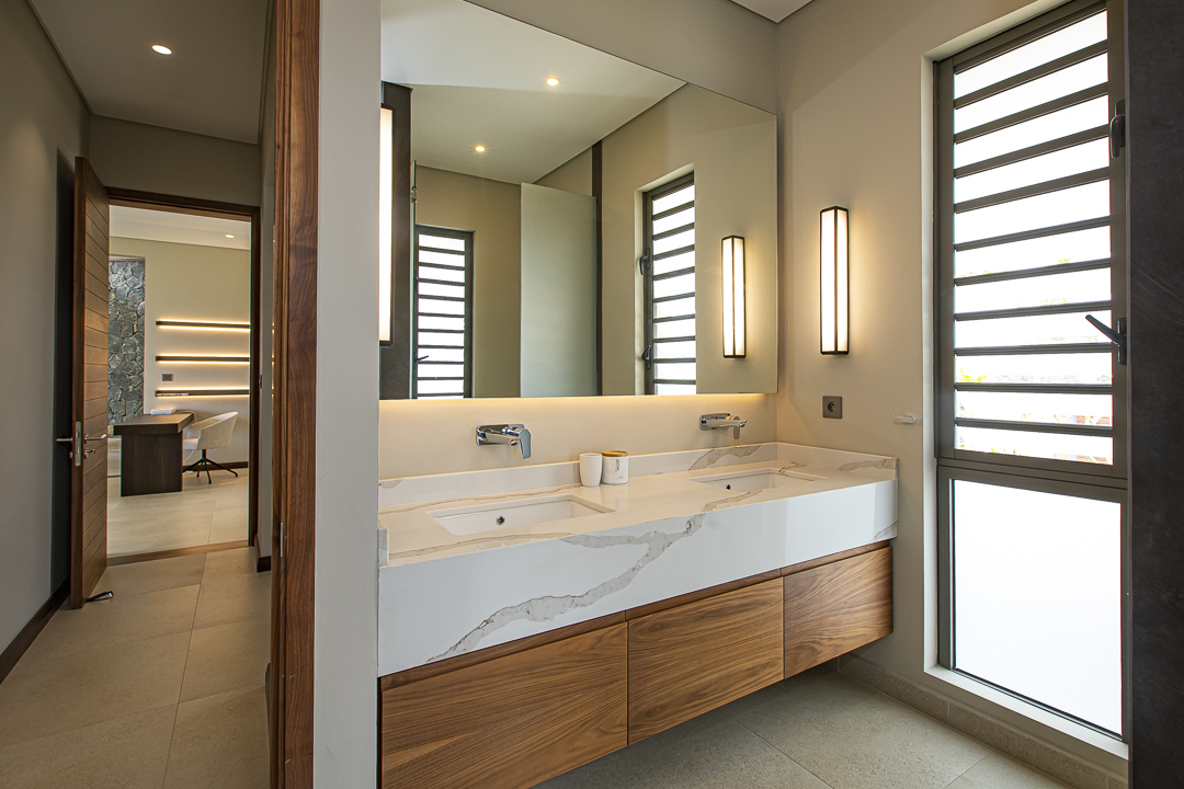 Salle de bain haut de gamme avec baignoire îlot et finitions naturelles dans une villa à Anahita
