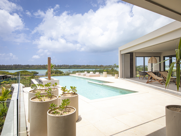 Villa contemporaine à Anahita avec piscine à débordement, vue sur le lagon, architecture moderne et prestations de luxe à l’île Maurice.