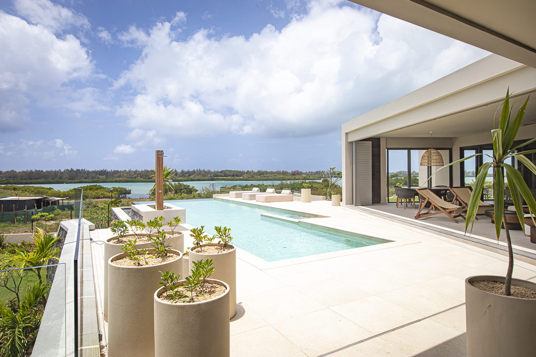 Villa contemporaine à Anahita avec piscine à débordement, vue sur le lagon, architecture moderne et prestations de luxe à l’île Maurice.