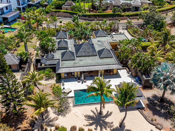 Vue aérienne d’une villa avec piscine sur le parcours de golf Tamarina