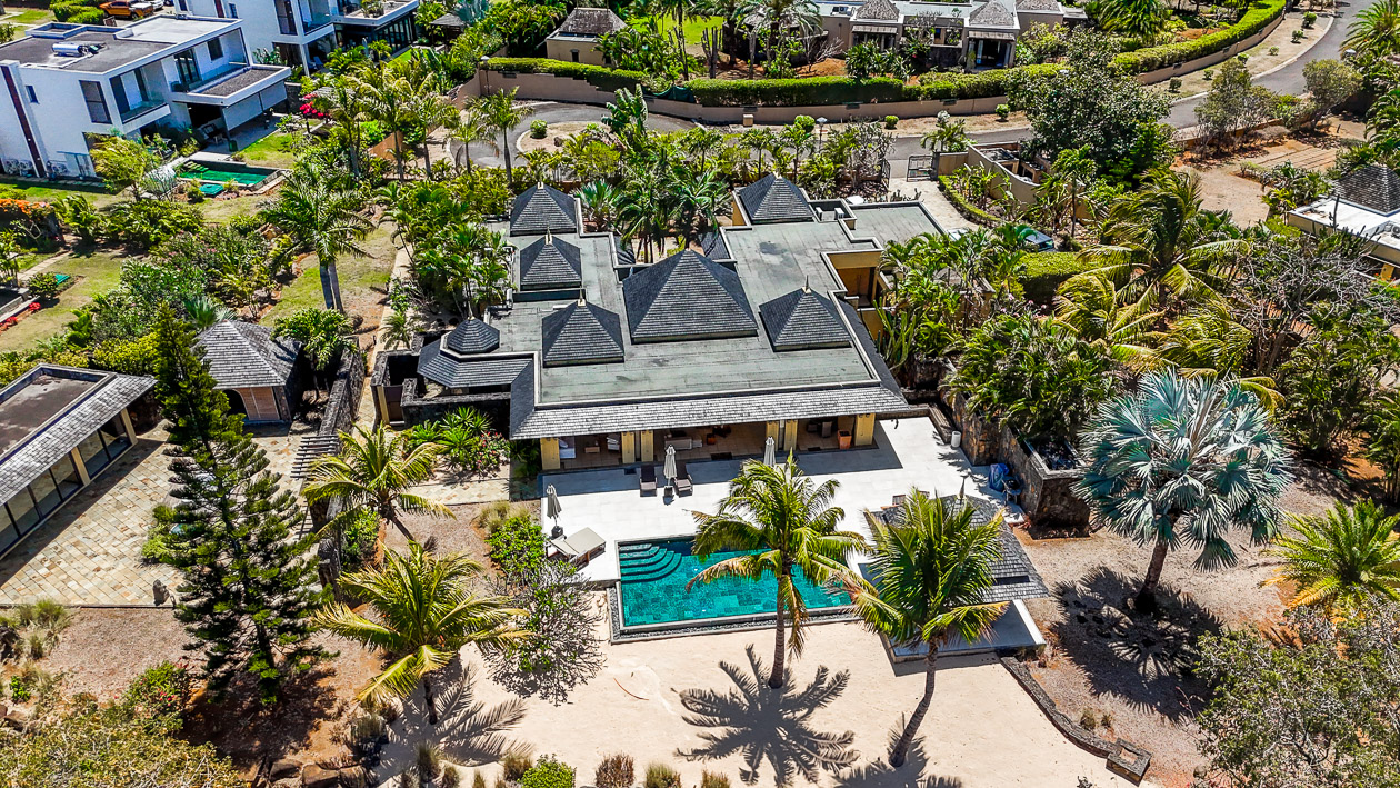Vue aérienne d’une villa avec piscine sur le parcours de golf Tamarina