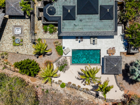 Vue aérienne d’une villa avec piscine sur le parcours de golf Tamarina