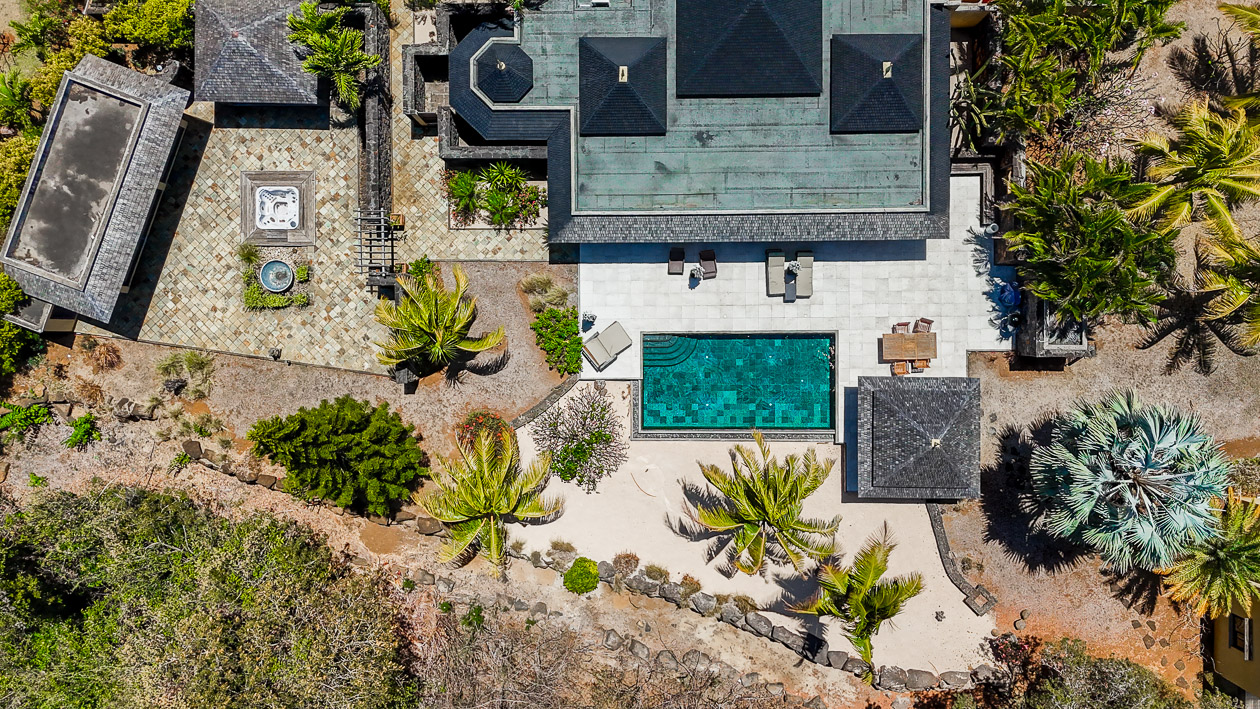 Vue aérienne d’une villa avec piscine sur le parcours de golf Tamarina
