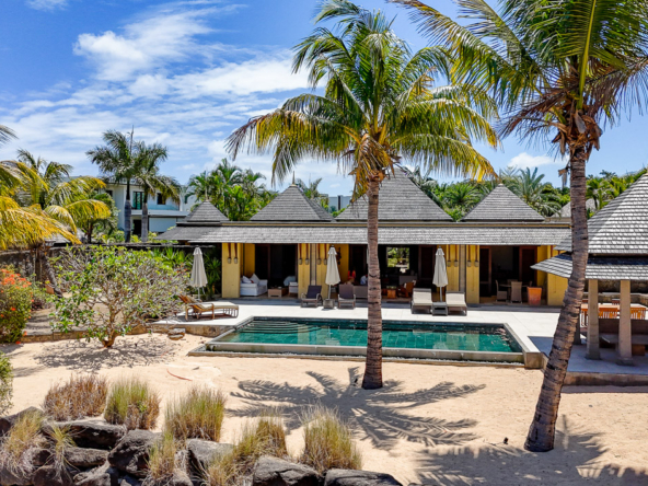 Vue aérienne d’une villa avec piscine sur le parcours de golf Tamarina