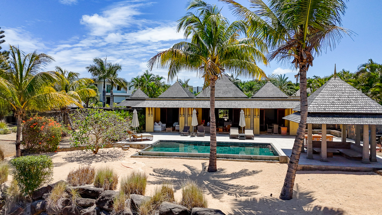 Vue aérienne d’une villa avec piscine sur le parcours de golf Tamarina